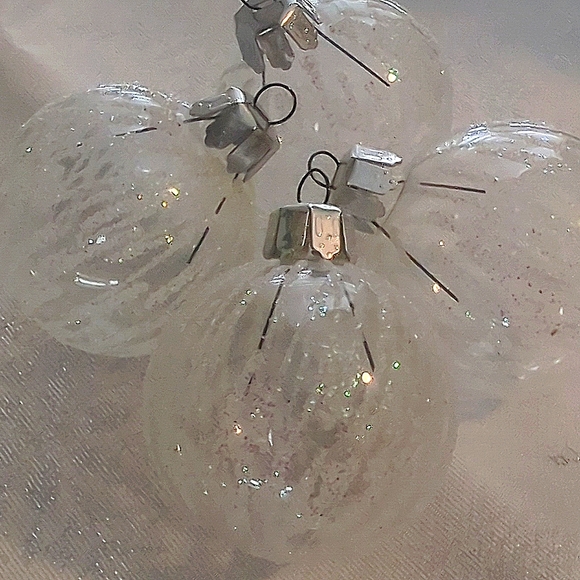 🏷️LAST CHANCE SALE $5 Vintage Romanian Hand Decorated Glass Ornaments Set of 4 - Picture 2 of 8